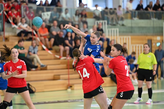 Damen der Aargau plus/ Nordwestschweiz im Angriff gegen die Innerschweizerinnen. Foto: Christine Steck