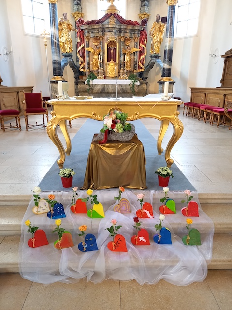 Dankgottesdienst in Frick –  Übergabe der Holzherzen an die 5. Klasse