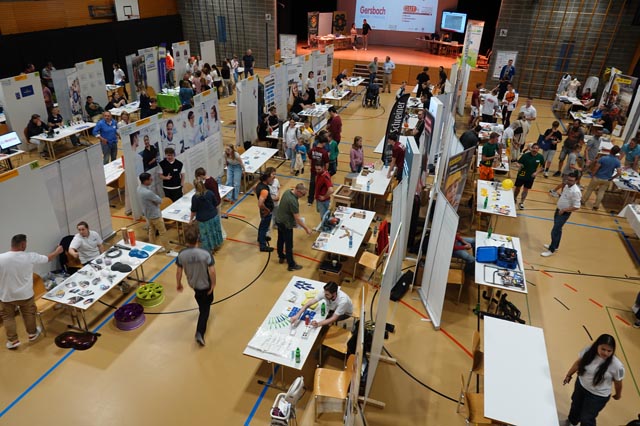 Blick auf die Berufsmesse in der Mehrzweckhalle Fuchsrain in Möhlin. Foto: Peter Schütz