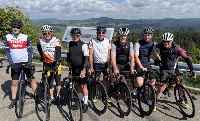 Rennradfahrer des RV «Helvetia» Sulz beim Hornbergbecken auf 1050 m.ü.M. Foto: zVg