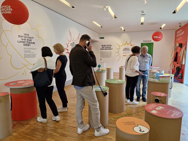  TeilnehmerInnen in der Sonderausstellung im Naturama Aarau, Bereich «Schule macht Klima». Foto: © HRK