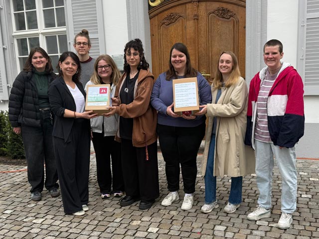 Eine Allianz aus fünf Jungparteien hat heute ihre kantonale Volksinitiative «Für ein bezahlbares U-Abo für Kinder und Jugendliche im Kanton Basel-Landschaft» offiziell bei der Landeskanzlei eingereicht. Foto zVg