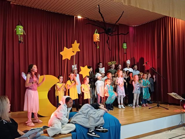 Die Kinder des Kinder- und Jugendchores Eiken-Stein führten das Musical «Toms Traum» auf. Foto: Fabrice Müller