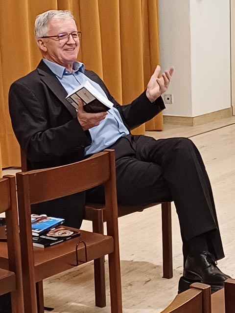 Jürg Meier von neuapostolische Kirche Region Basel und Autor der 2024 erschienen «Bebbi-Biible», las aus dem neuen Testament. Foto: Fabrice Müller