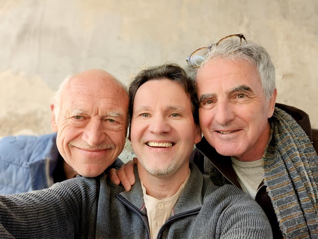 Trianguli: Rezitation von Kaspar Lüscher (rechts), eingewoben in die Musik von Andrei Ichtchenko (Akkordeon, Mitte) und Gino Suter (Violine, links). Foto: zVg