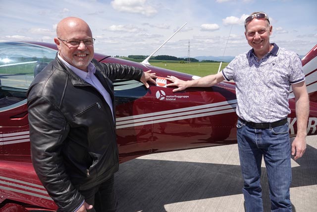 Die Gemeinderäte Giovanni Califano (inks) und Reto Schreiber am neuen Schul- und Reiseflugzeug, das auf den Namen Wegenstetten getauft wurde. Foto: Peter Schütz 