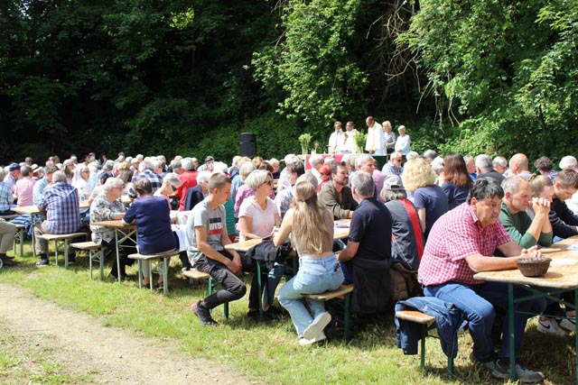 Gut besuchte Messfeier im Zwanghau, Sulzerberg. Foto: Dieter Deiss