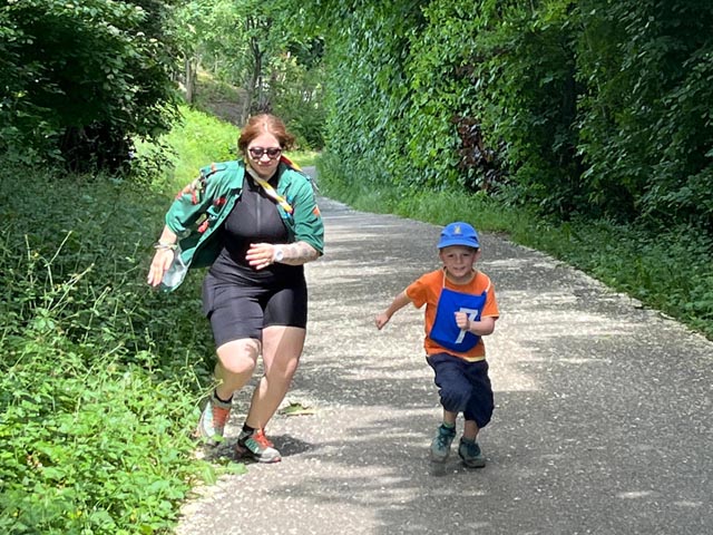 Leiterin und Wölfli zusammen unterwegs. Foto: zVg