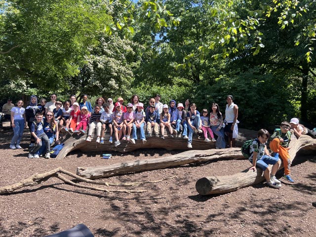 Familiensportgruppe der Kontaktgruppe Asyl Frick unterwegs im Zoo Basel