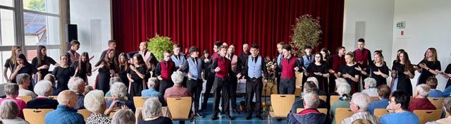 Der ausländische Jugendchor erntete viel Applaus. Foto: Fritz Imhof