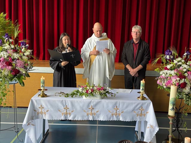 Pfrn. Irina Schweighoffer-van Bürck, Diakon Markus Ventink, Kirchenpflegepräsident Urs Schlienger. Foto: Fritz Imhof
