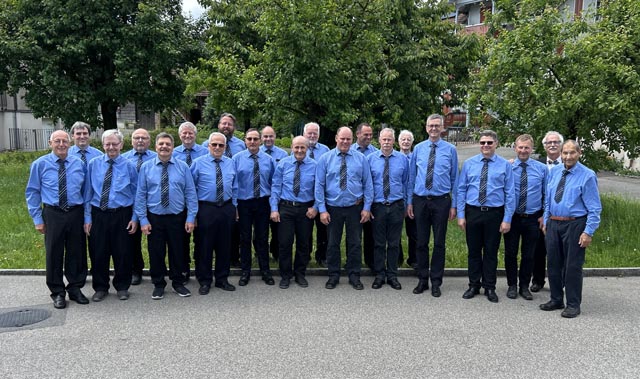 Der Männerchor Gipf-Oberfrick auf dem Vorplatz der Kirche Sins. Foto: zVg