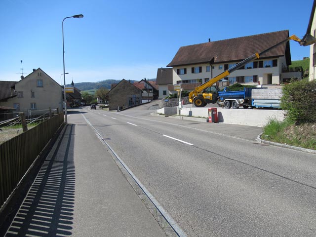 Der Belag auf der Kantonsstrasse (K287) in Oberhofen hat seine Gebrauchsdauer erreicht und muss erneuert werden. Foto: zVg