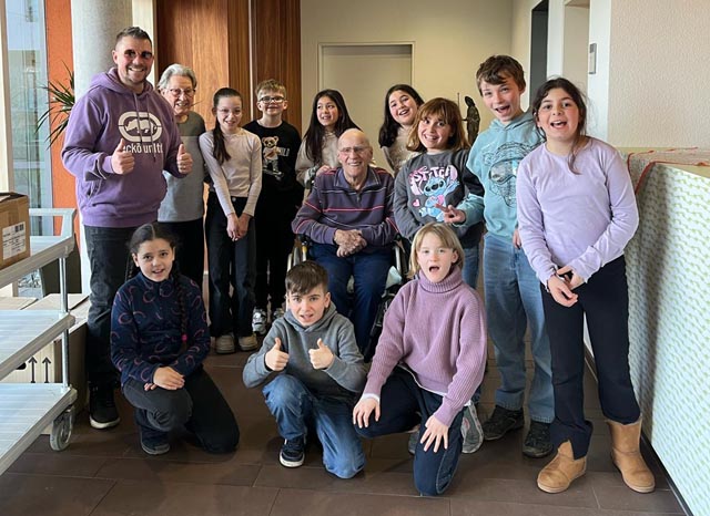 Peter Geiselhart, Jugendarbeiter in Rheinfelden, hat ein Bühnenprogramm auf die Beine gestellt, das am Jugendfest vom 21. Juni in Rheinfelden ausschnittsweise aufgeführt wird. Unser Bild: Peter Geiselhart (links) mit Kindern, die Altersheimbewohnern Fragen stellen konnten. Foto: zVg 