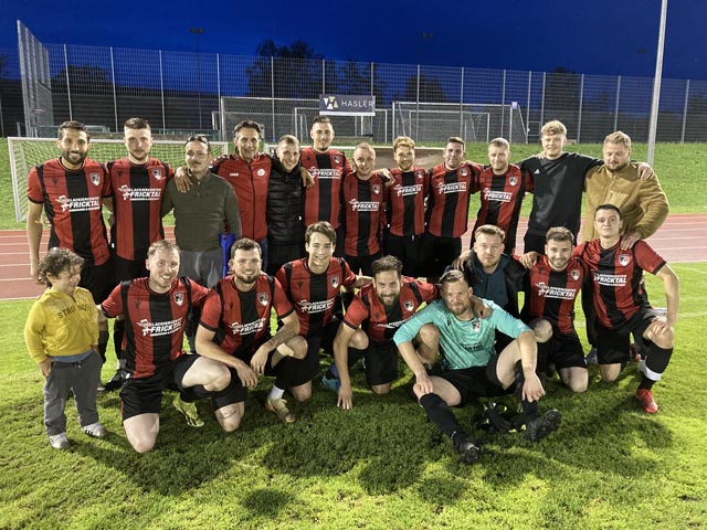 Glückliche Gesichter beim Fanionteam des FC Stein nach dem erfolgreichen Saisonabschluss. Foto: zVg