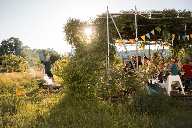 Die mit Wildrosen und Weinreben bewachsene Pergola lädt zum geselligen Beisammensein ein. © Stefanie Würsch