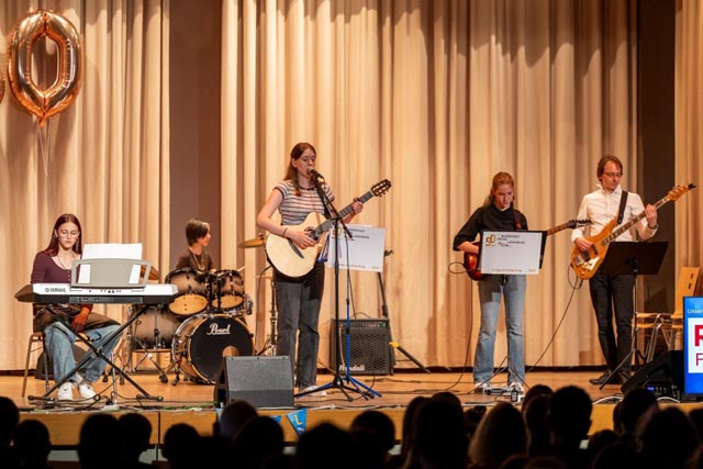  Popband mit Gitarrenlehrer Manuel Meinen. Foto: zVg