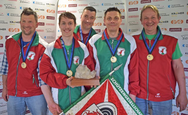 Auch die SG Ammerswil (Feld E) verteidigte ihren Titel erfolgreich: (von links) René Gehrig, Florian Deubelbeiss, Roman Weber, Michael Höttl und Stefan Leder. Foto: wr