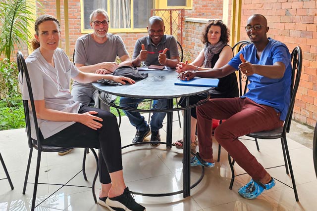 Besprechung in der Spitalkantine  (von li.nach re.) Karin Roth (GZF), Markus Raub (Stiftungsrat bks), Montfort Ngendakumana (Dolmetscher), Susanne Baumberger (Stiftungsratspräsidentin bks), Richard Nininahazwe (Leiter Reinigung Spital)
