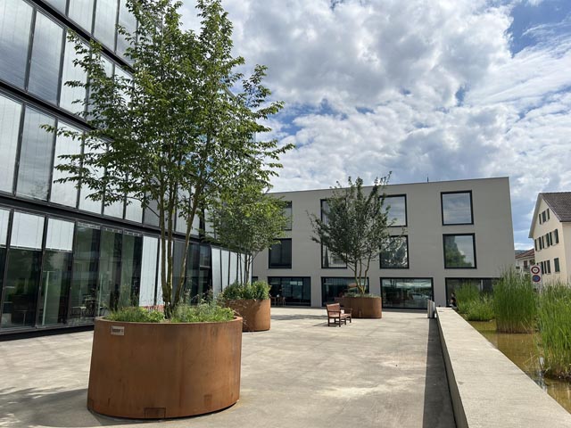 Einsatz in der Gemeinde Reinach (BL) mit über 20'000 Einwohnern: Auf dem Platz vor der Gemeindeverwaltung sind seit dem 26. Februar 2024 fünf der Mobile Green Trogsysteme mit einem Wassertankvolumen von 540 Liter im Einsatz. Foto: © Bauer Baumschulen