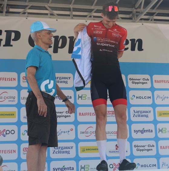 Nicola Schleuniger erhält das Leadertrikot beim GP Gippingen. Foto: zVg