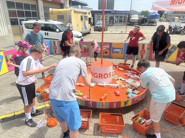 Produkte fischen bei der Migros war beliebt - und gar nicht so einfach. Foto: Sonja Fasler 