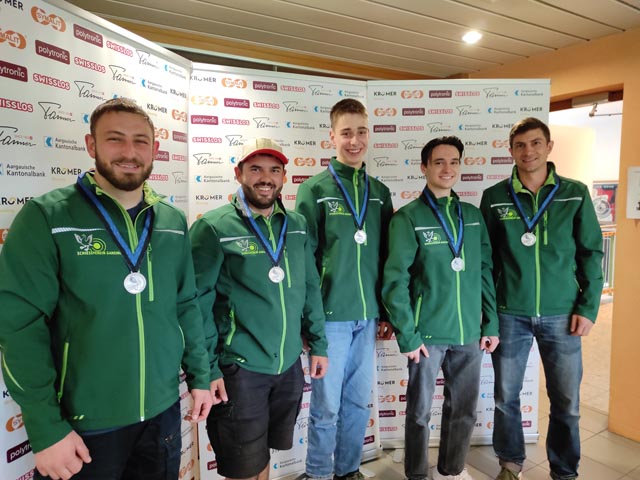 Vize-Aargauermeister mit dem Stgw 90 am Final der Aarg. Gruppenmeisterschaft (von links): Tobias Lüthi, Thiago Obrist, Luca Moser, Ramon Hutter und Marco Jappert. Foto: zVg