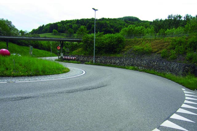 Böckten / Sissach / Thürnen: Doppelkreisel Chienberg Ost – Belag des Doppelkreisels beim Chienbergtunnel wird instandgesetzt 