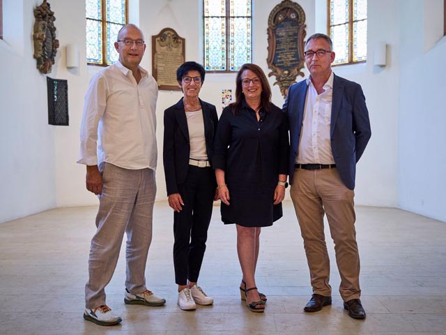 on links: Matthias Plattner, Cornalia Hof-Sippl, Sandra Bätscher und Kirchenpräsident Christoph Herrmann. Foto Roland Schmid