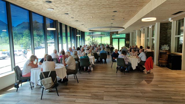 Beim Mittagessen in Schwarzsee. Foto: zVg