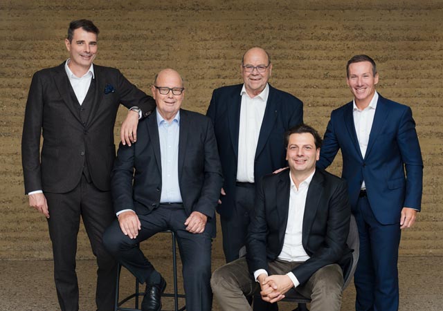 von links: Daniel Erne, Verwaltungsratspräsident ERNE Gruppe, Erich Erne, Verwaltungsrat ERNE Gruppe, Rudolf Erne, Verwaltungsrat ERNE Gruppe, Christoph Erne, Vizepräsident Verwaltungsrat ERNE Gruppe, Giuseppe Santagada, CEO ERNE Gruppe. Foto: zVg