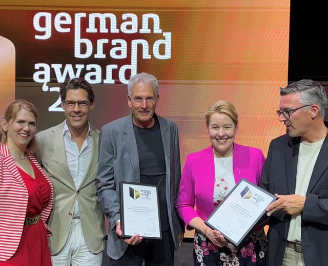 Gratulation von höchster Stelle: Die Berliner Bürgermeisterin Franziska Giffey posiert mit Esther Furger und Michael Beglinger von der Firma Ascent sowie Stefan Wey und Omar Gisler vom KSB (von links). Foto: ksb 
