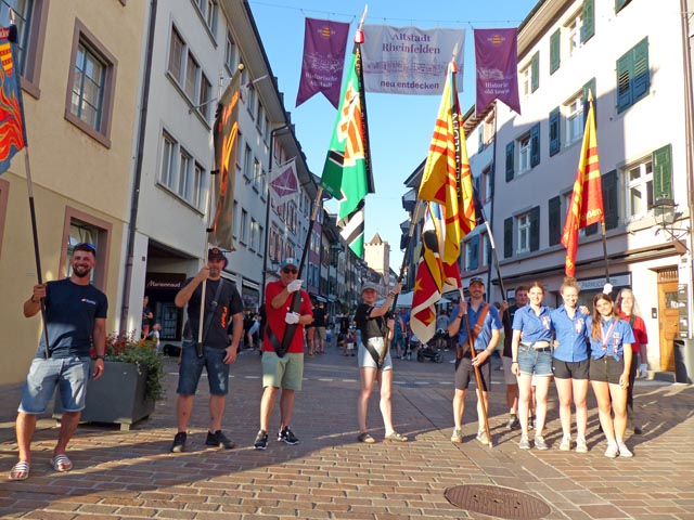 Fahnendelegationen der Rheinfelder Vereine mit den Kranzgewinnerinnen. Foto: Roman Ackeret