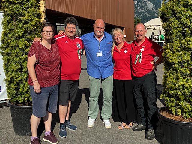 René Thut (Zweiter von links) und Rolf Buser (rechts); in der Mitte OK-Vizepräsident Hans Rickenbacher; bei den beiden Damen handelt es sich um zwei Vereinsmitglieder der SG Densbüren Asp und SG Sportschützen Frick. Foto: zVg