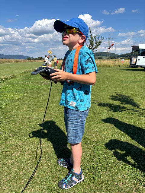 Ferienspass bei der Modellfluggruppe Fricktal. Fotos: Paul Haller/Ralph Götschi 