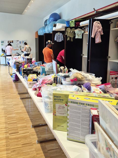 Nebst Kleidern und Schuhen werden auch diverse Spielsachen, Bücher und Gesellschaftsspiele angeboten. Foto: zVg