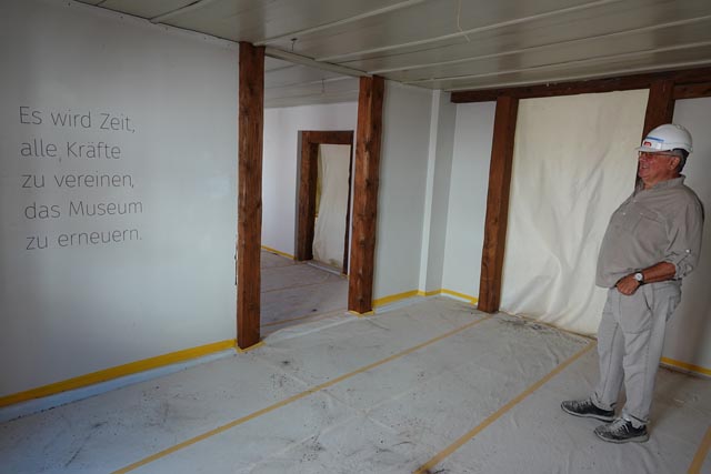 Bild 4: Joe Schnetzler in einem Ausstellungsraum im Museum Schiff.