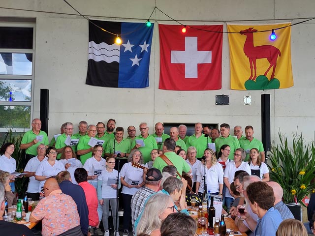Männerchor und Friday Night Singers sorgten nicht nur für das leibliche Wohl sondern auch für eine abwechslungsreiche Unterhaltung. Foto: zVg