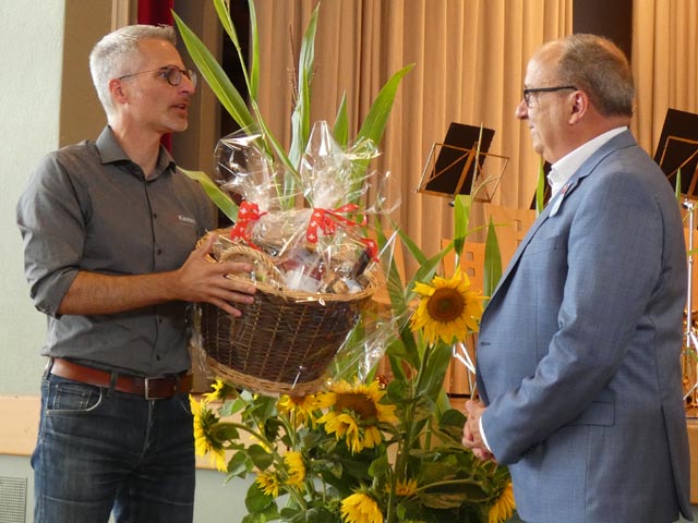 Gemeindeammann Oliver Brem bedankt sich bei Festredner Regierungsrat Markus Dieth. Foto: Jörg Wägli