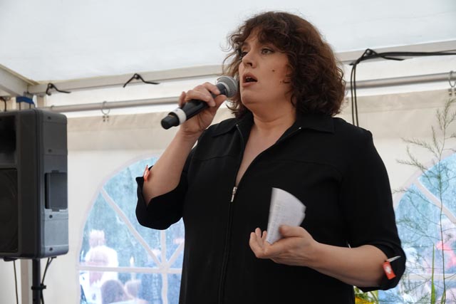 Engagiert und urkomisch. Patti Basler hielt die Festrede in Hottwil. Foto: Peter Schütz