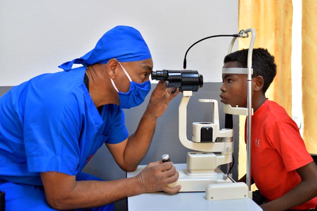 Der Augenchirurg prüft Oscars Augen vor der Operation. Foto: CBM/Rakotoarivony