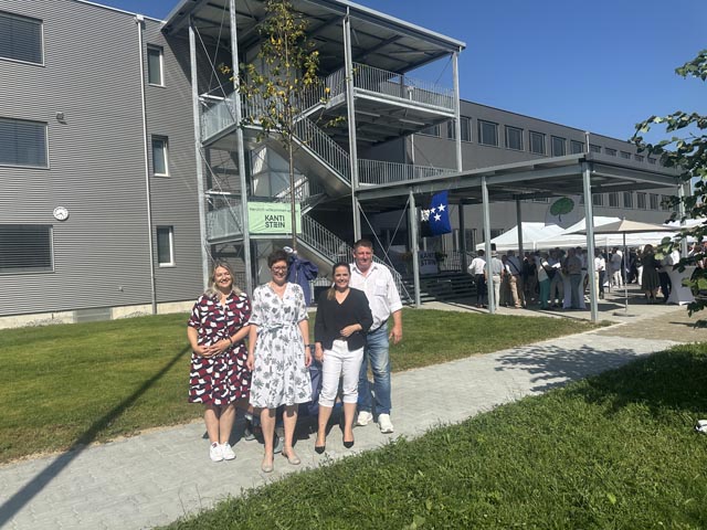 Von links: Schulkommissionspräsidentin Gaby Gerber (Stein), Rektorin Katrin Brupbacher, Regierungsrätin Martina Bircher und Steins Gemeindeammann Beat Käser mit dem geschenkten Lindenbaum vor dem Schulgebäude in Stein. Foto: Sonja Fasler
