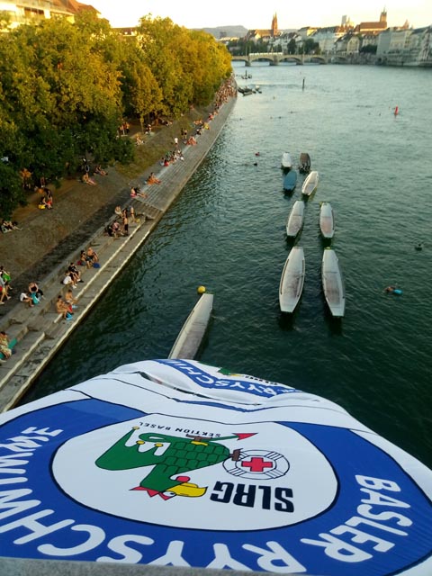 n der Johanniterbrücke wird mit Fahnen der SLRG auf den Zielbereich hingewiesen. Foto: zVg