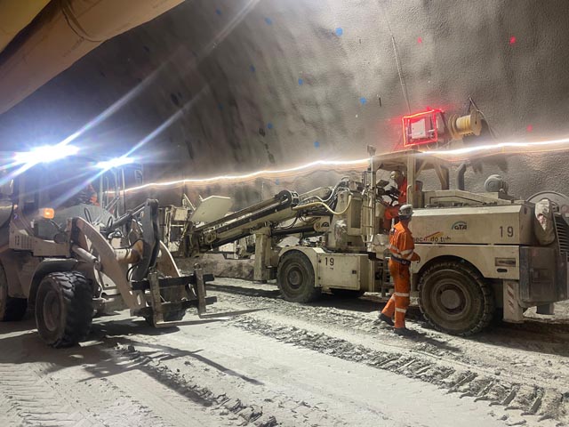 Als Werkstattchef ist er für alle Maschinen verantwortlich, die sich im Gotthardtunnel bewegen, ausser für die TBM. Foto: Nicole Hübner