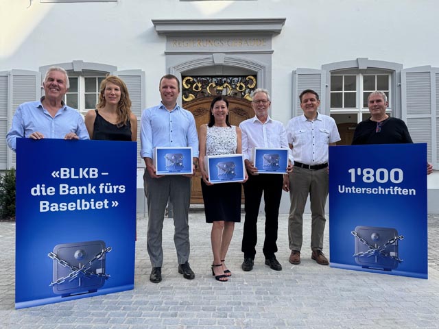 Das Komitee reichte heute Morgen bei der Landeskanzlei ihre Initiative mit über 1800 Unterschriften ein. Foto: zVg