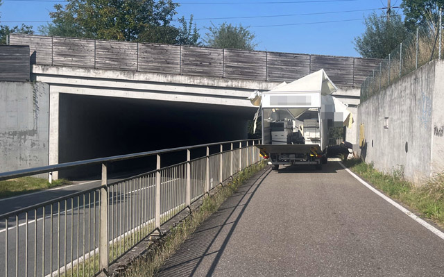 In Birmenstorf war es die Unterführung der Wildtierpassage auf der Badenerstrasse, die einem Lieferwagenfahrer zum Verhängnis wurde. Foto: Polizei AG