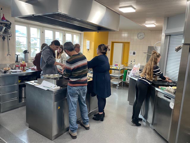 Kochen und gleichzeitig Deutsch lernen - das ist das Ziel von «Deutsch in der Küche». Foto: zVg  