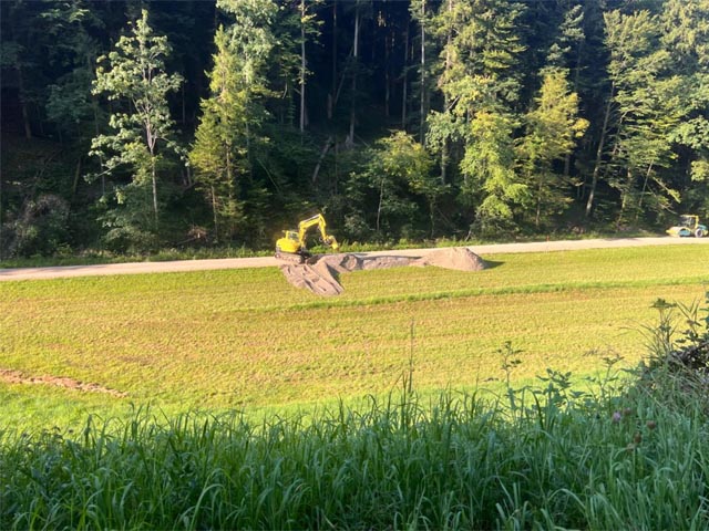 Baumaschinen der Meyer Bau AG beim Baustart für die ökologische Aufwertung im Sagemülital. Zu Baubeginn wird ein Kieskoffer als Installationsplatz geschüttet. Foto: © Martin Ley / Terre AG