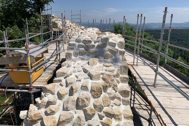 Die Ringmauer mit neu aufgebauter Mauerkrone. Foto: Archäologie Baselland.