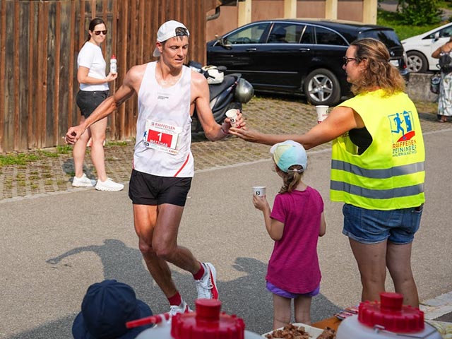 Sieger Matthias Kyburz an einem Verpflegungsposten. Foto: zVg